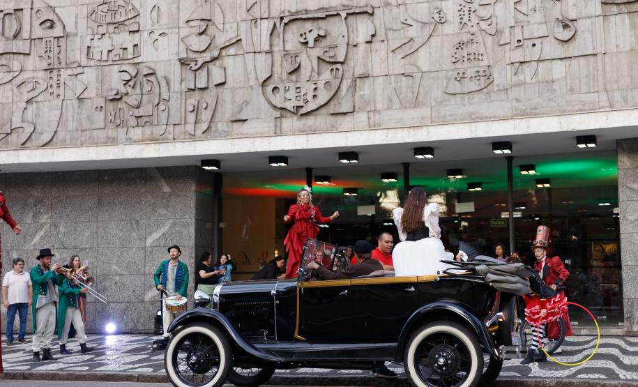 Festa de recepção antes do início do espetáculo no palco