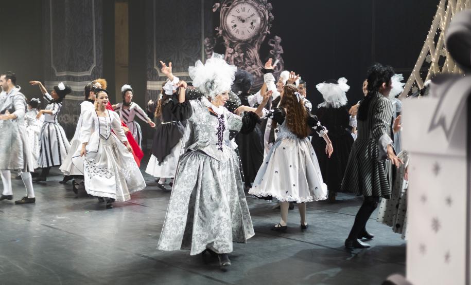 Ana Silva no palco em O Quebra-Nozes e se depedindo