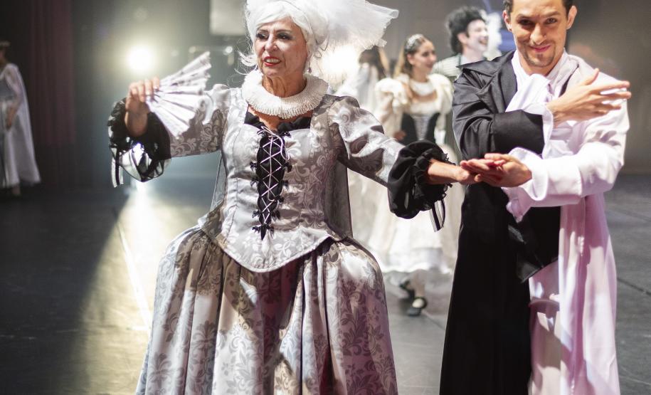 Ana Silva no palco em O Quebra-Nozes e se depedindo