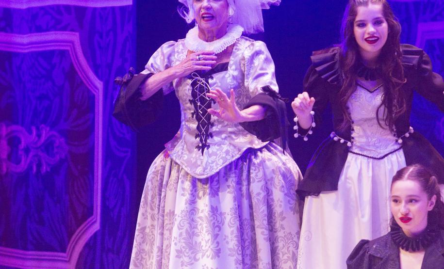 Ana Silva no palco em O Quebra-Nozes e se depedindo