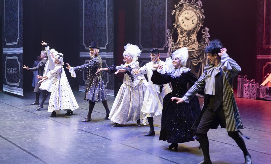 Ana Silva no palco em O Quebra-Nozes e se depedindo