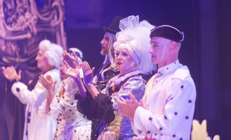 Ana Silva no palco em O Quebra-Nozes e se depedindo