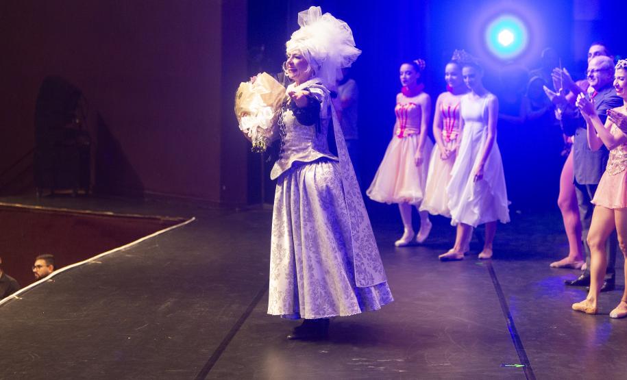 Ana Silva no palco em O Quebra-Nozes e se depedindo