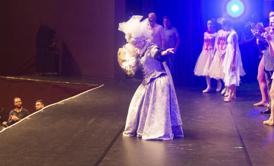 Ana Silva no palco em O Quebra-Nozes e se depedindo