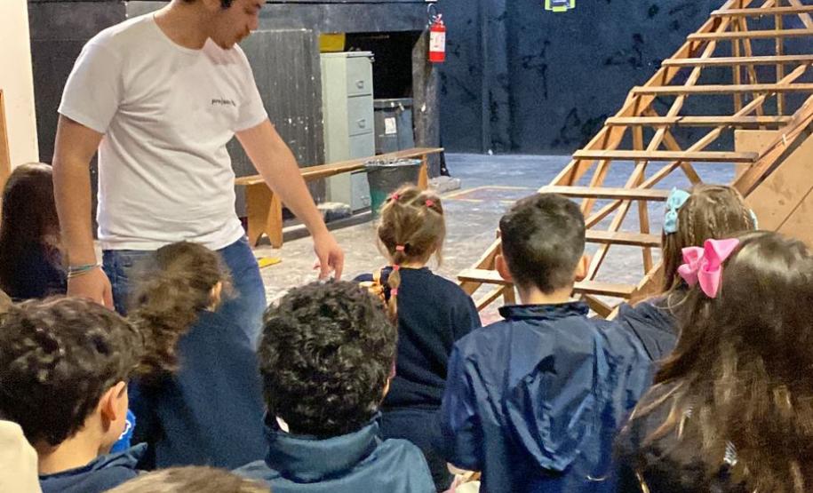 grupo de estudantes em visita guiada