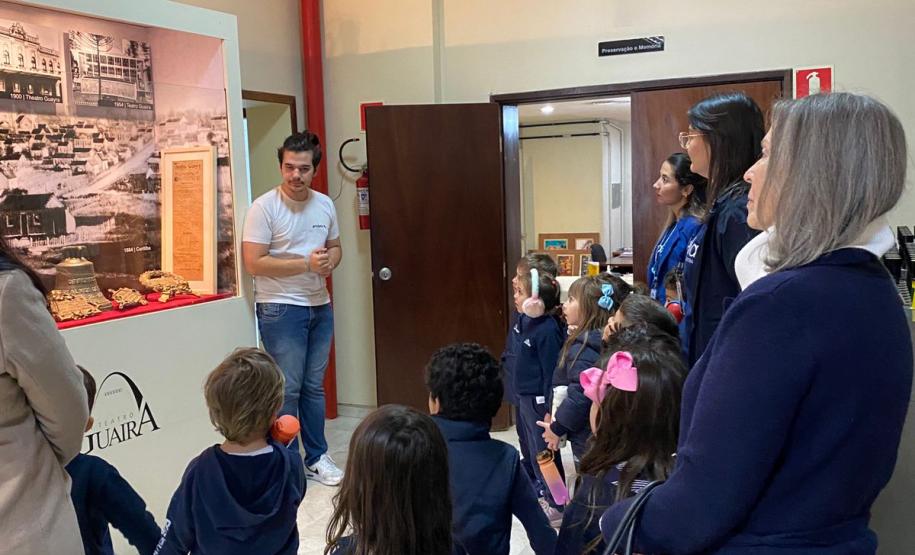 grupo de estudantes em visita guiada
