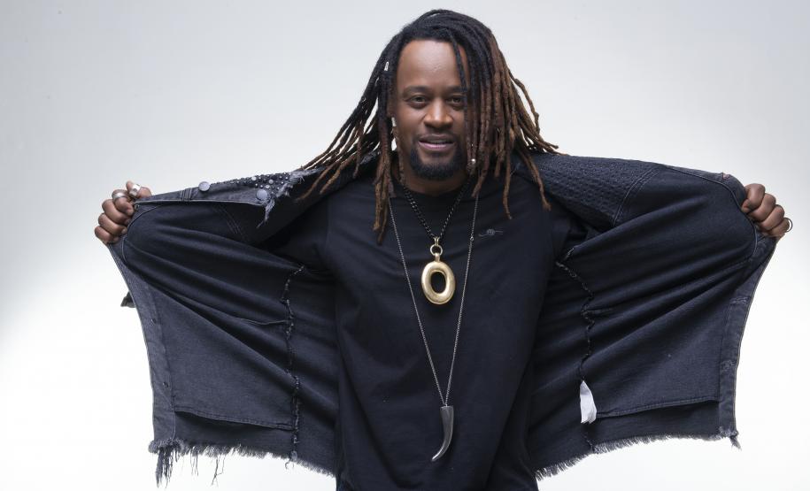 Toni Garrido com mãos segurando jaqueta