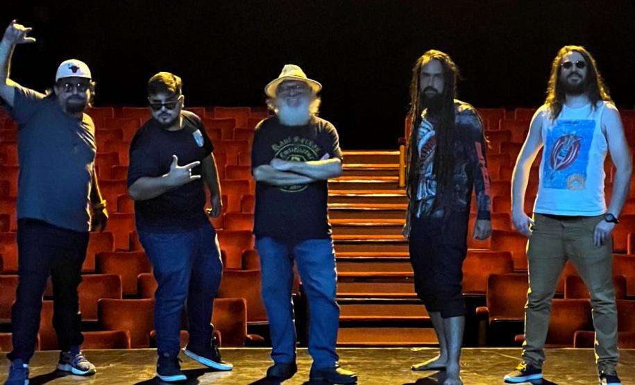 banda no palco do Teatro Guaíra