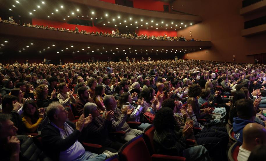 Palco e público no Guairão durante shows da Oficina de Música