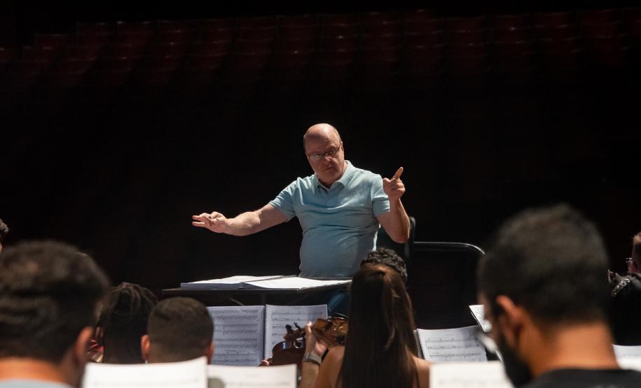 Maestro Roberto Tibiriçá na regência da Orquestra Sinfônica do Paraná