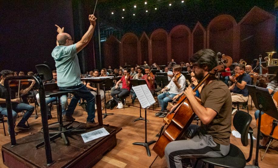 Orquestra Sinfônica do paraná no palco do Guairão no ensaio de "Floresta da Amazônia"