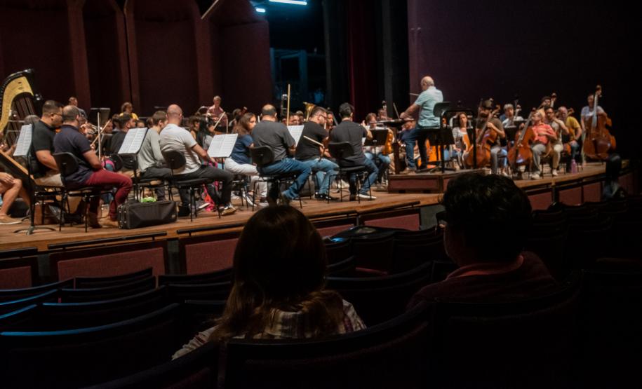 Orquestra Sinfônica do paraná no palco do Guairão no ensaio de "Floresta da Amazônia"