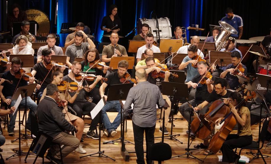Ensaio da orquestra com o regente para o espetáculo