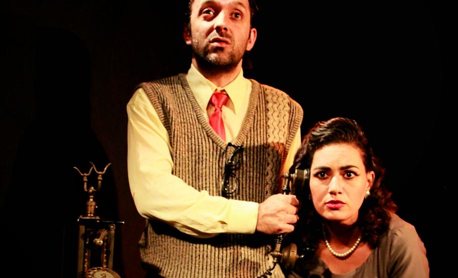 atores ao telefone, utilizando roupas de época