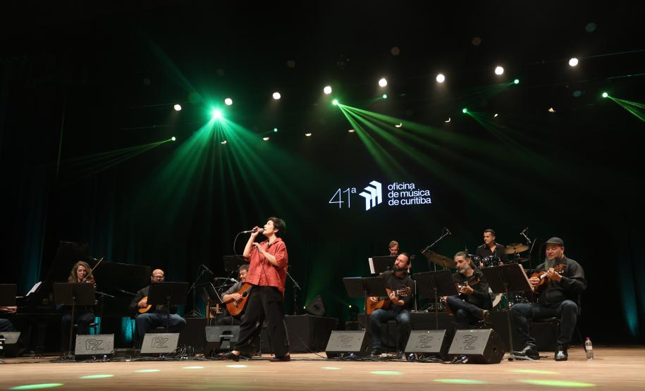 Palco e público no Guairão durante shows da Oficina de Música