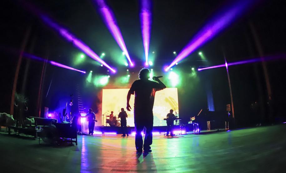Palco e público no Guairão durante shows da Oficina de Música