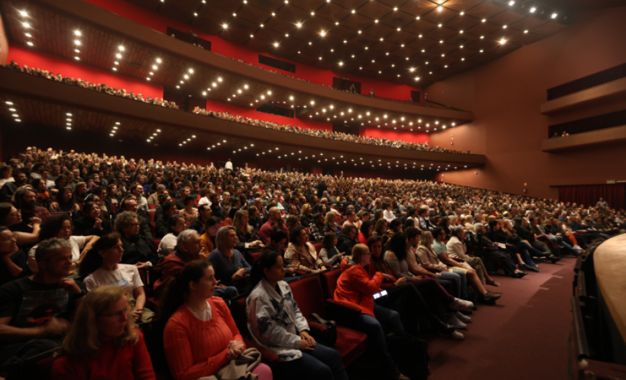 Palco e público no Guairão durante shows da Oficina de Música