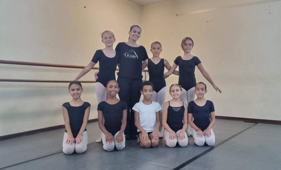 turma f1 EDTG reunida em foto com professora