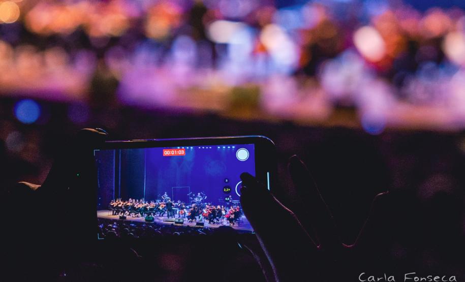 celular filmando a Orquestra Cordas do Iguaçu em apresentação