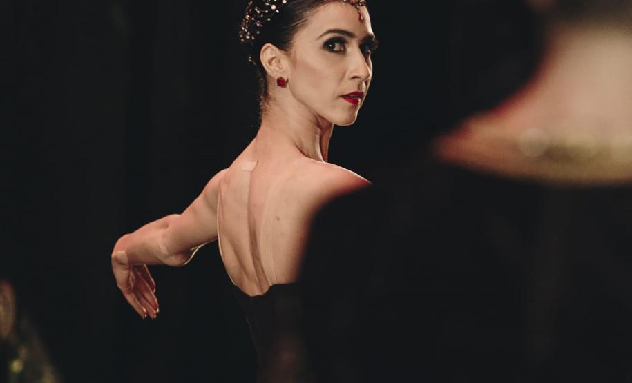 O espetáculo contará com a participação especial de Ana Botafogo e dos convidados Cícero Gomes e Juliana Valadão, primeiros bailarinos do Theatro Municipal do Rio de Janeiro