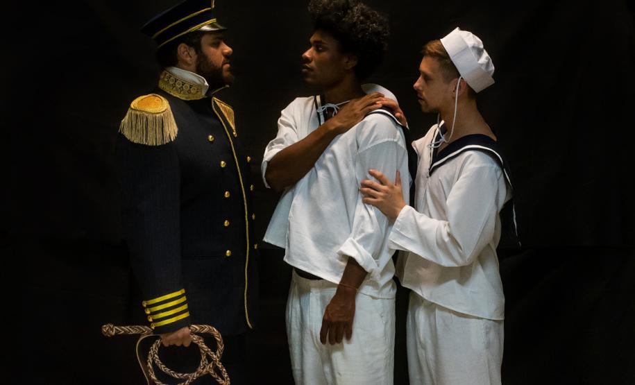 Atores encenam a peça