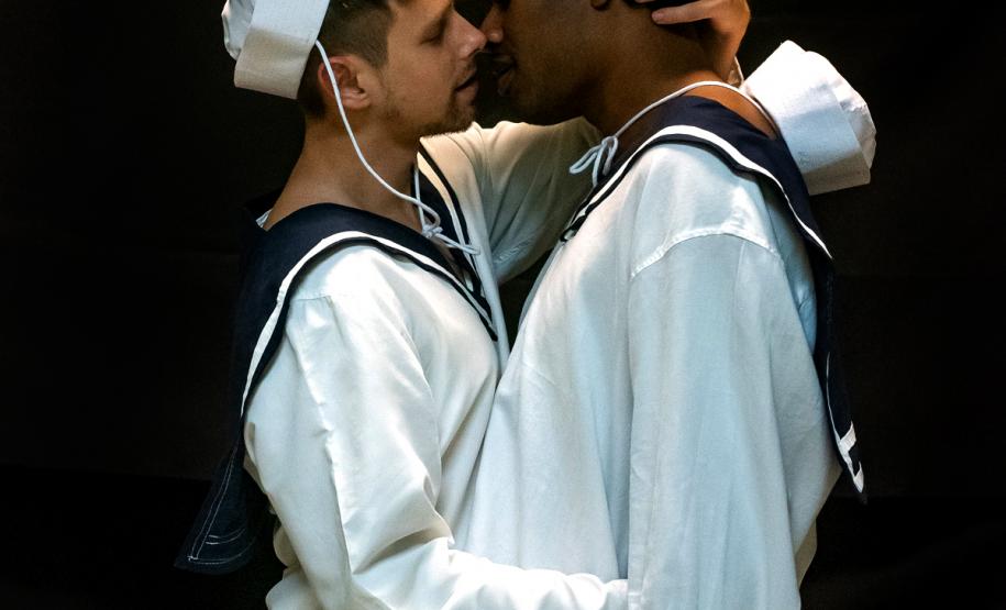 Atores encenam a peça