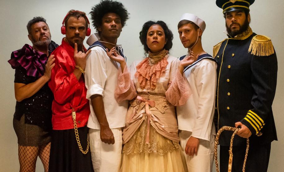 Atores encenam a peça