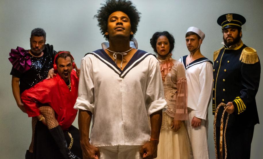 Atores encenam a peça