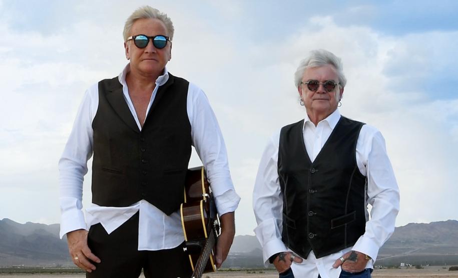 dupla air supply em imagem de divulgação. ao fundo, paisagem natural