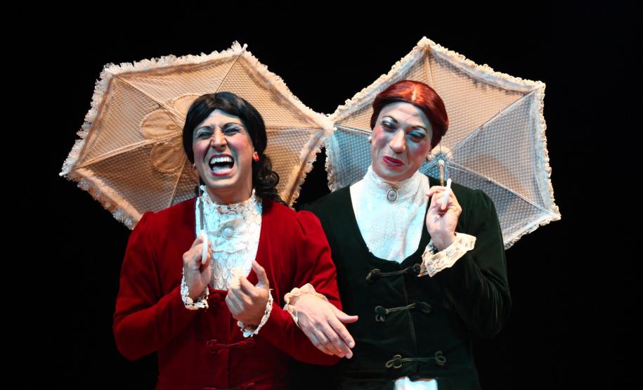 Em cena, os atores e suas personagens