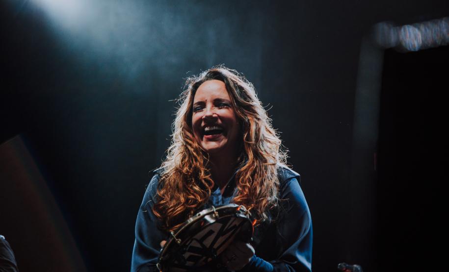 Ana Carolina no palco com a turnê