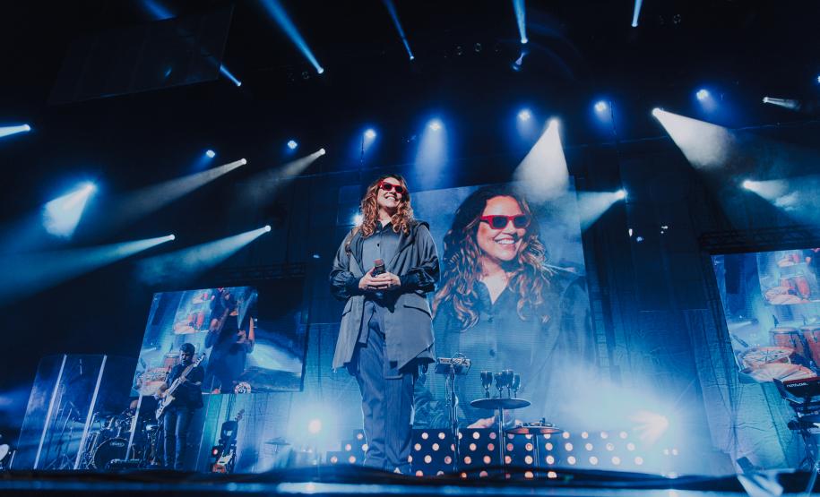 Ana Carolina no palco com a turnê