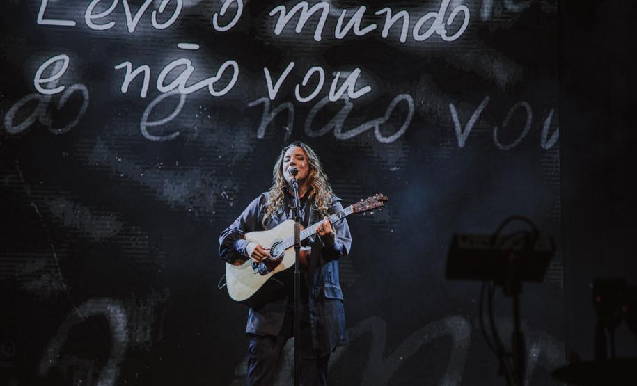 Ana Carolina no palco com a turnê
