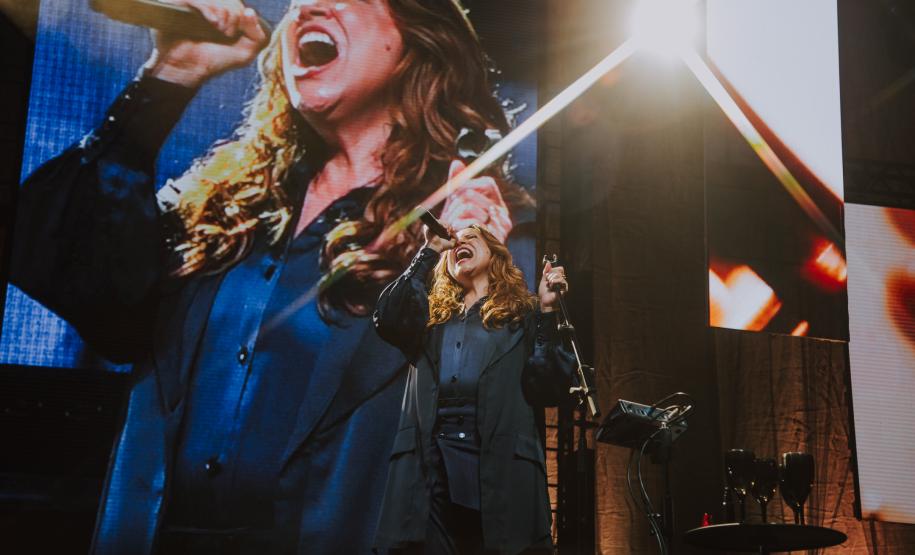 Ana Carolina no palco com a turnê