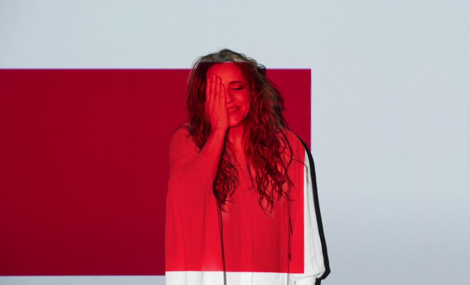 Ana Carolina no palco com a turnê