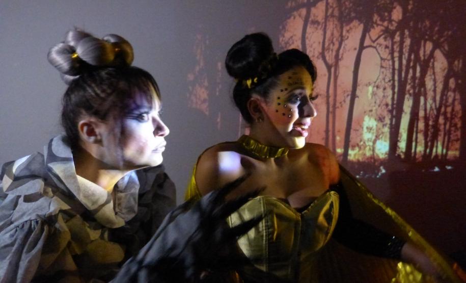 abelhinhas da peça preocupadas com a floresta em chamas