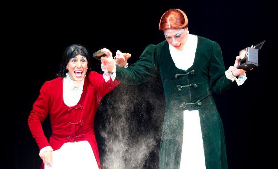 Em cena, os atores e suas personagens