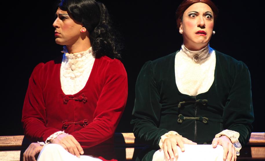 Em cena, os atores e suas personagens