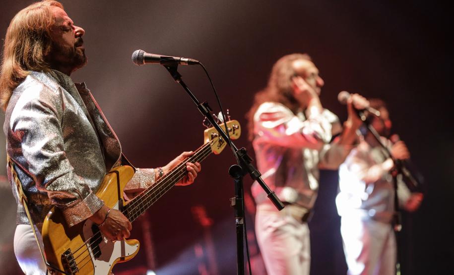 grupo em apresentação no palco