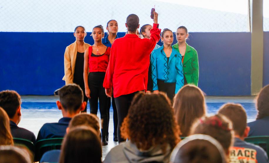 Grupo de dança EDTG se apresenta em escolas