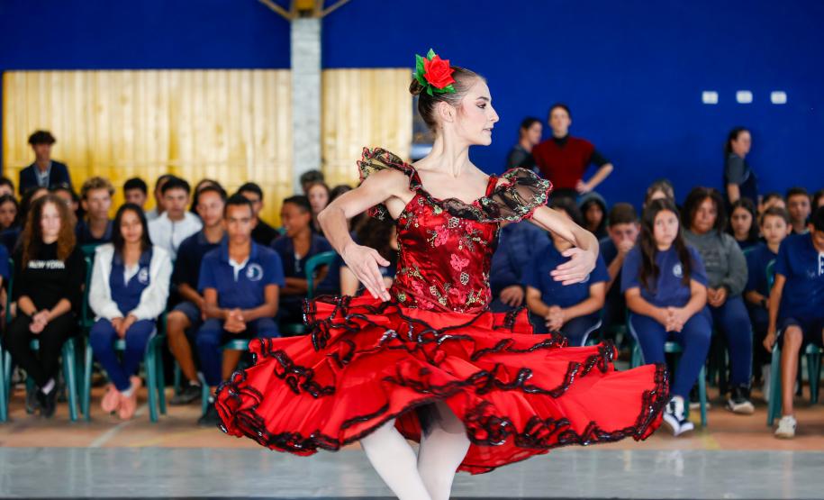 Grupo de dança EDTG se apresenta em escolas