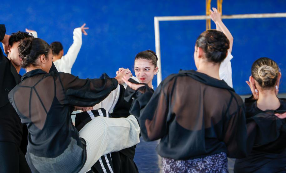 Grupo de dança EDTG se apresenta em escolas