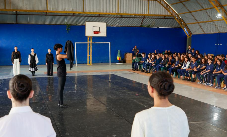 Grupo de dança EDTG se apresenta em escolas