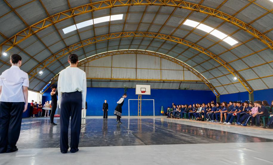 Grupo de dança EDTG se apresenta em escolas