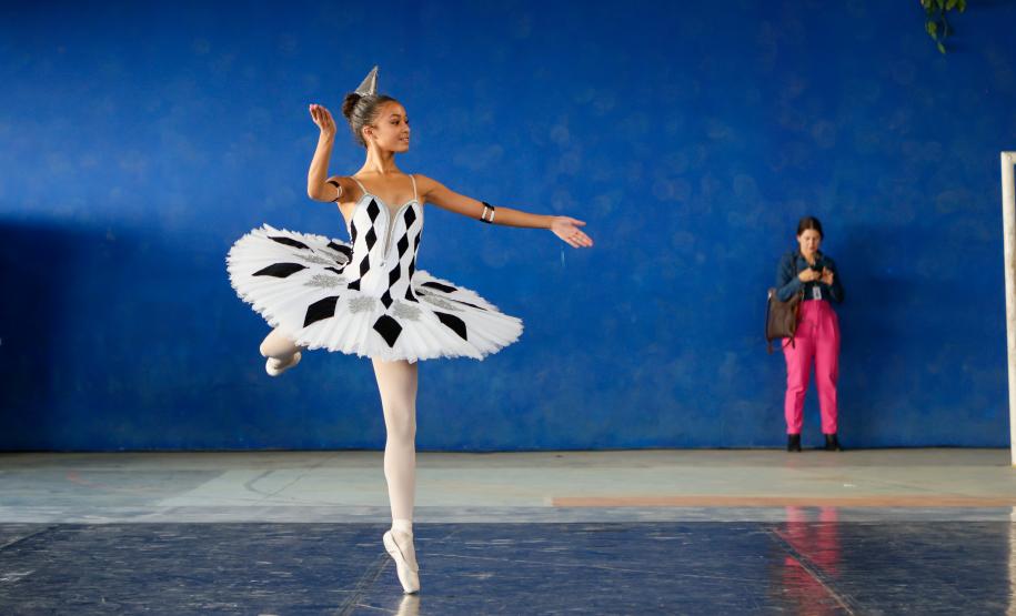 Grupo de dança EDTG se apresenta em escolas