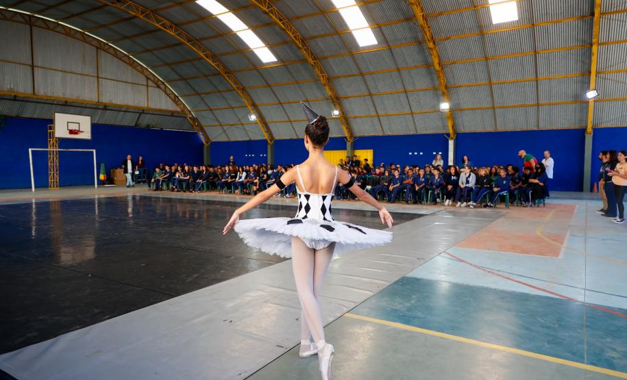 Grupo de dança EDTG se apresenta em escolas