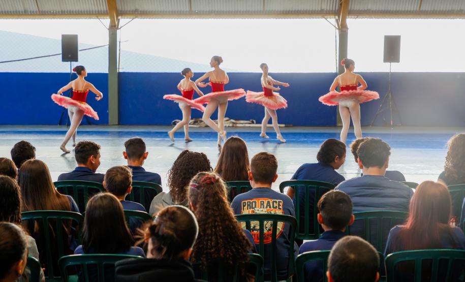 Grupo de dança EDTG se apresenta em escolas