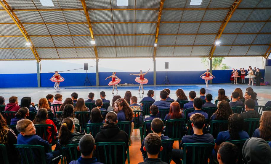 Grupo de dança EDTG se apresenta em escolas