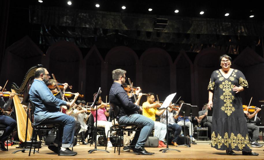 Ensaio da Orquestra e cantores no Guairão