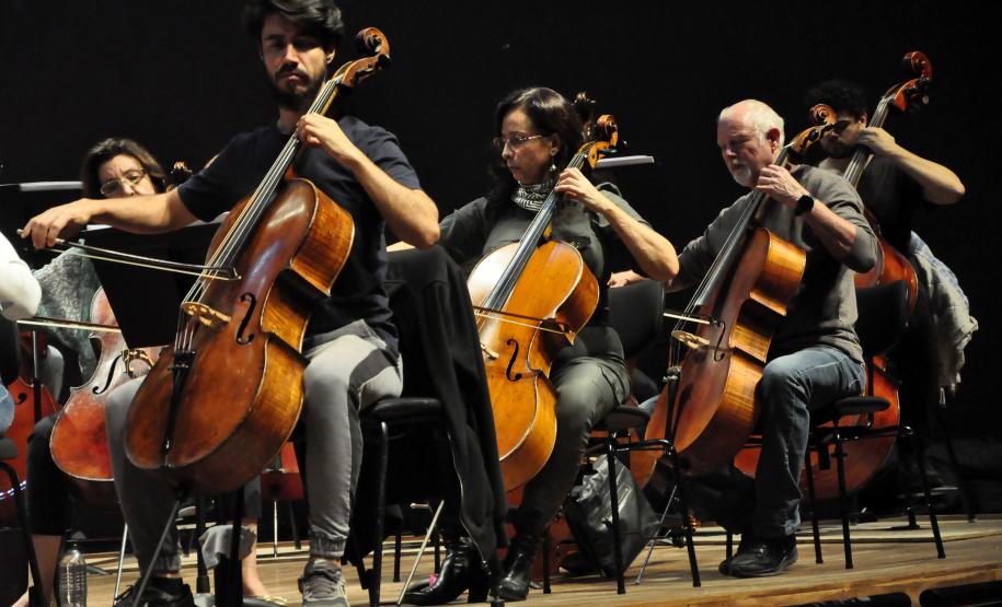 Ensaio da Orquestra e cantores no Guairão
